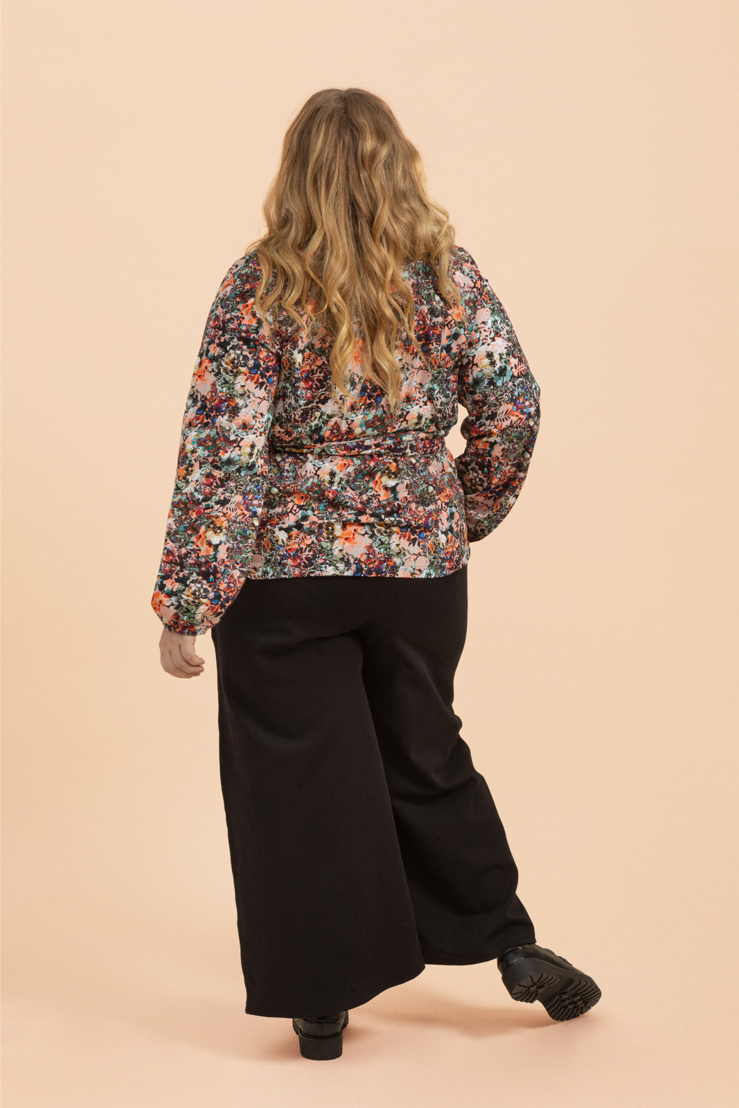 Naisten värikäs puuvillapaita kukkakuviolla