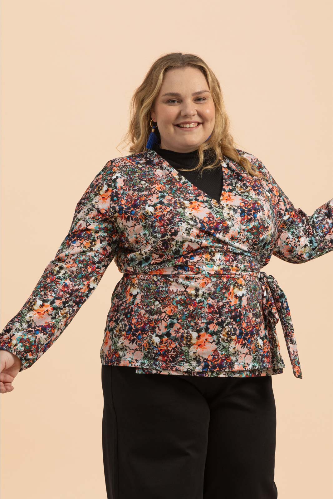 Naisten värikäs puuvillapaita kukkakuviolla