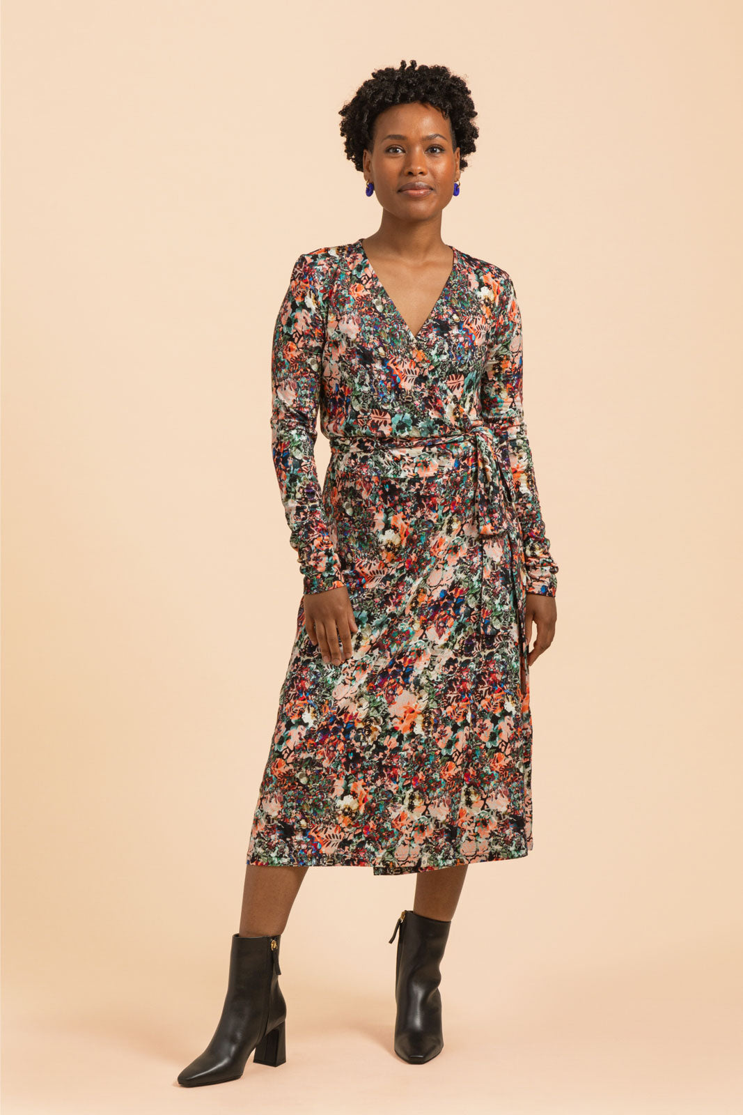 Naisten värikäs viskoositrikoomekko kukkakuviolla | modelheight:158, size:XS