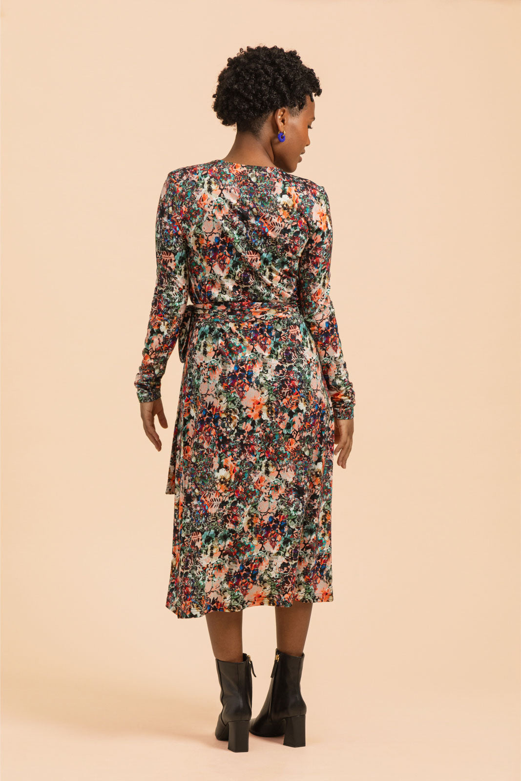 Naisten värikäs viskoositrikoomekko kukkakuviolla