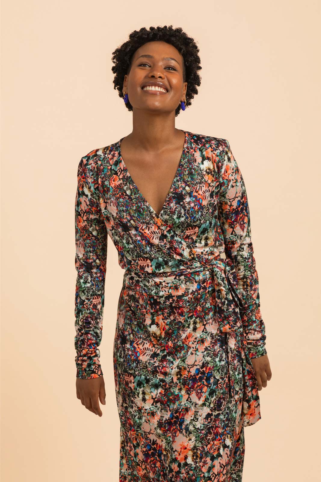 Naisten värikäs viskoositrikoomekko kukkakuviolla