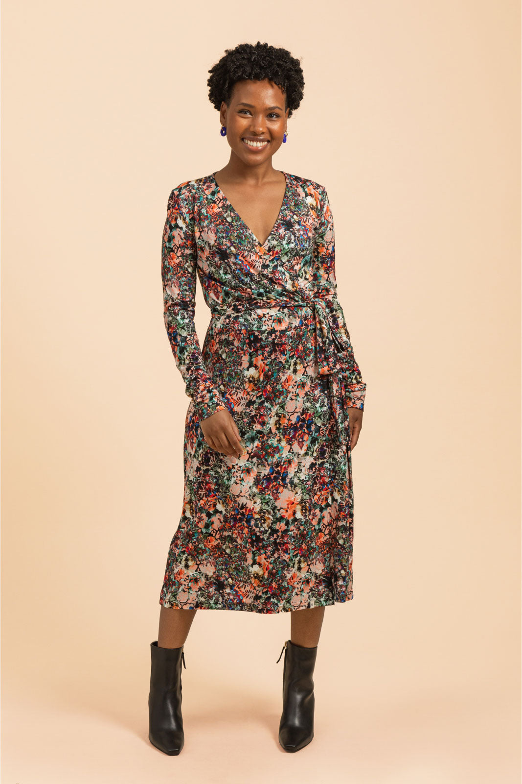 Naisten värikäs viskoositrikoomekko kukkakuviolla | modelheight:158, size:XS