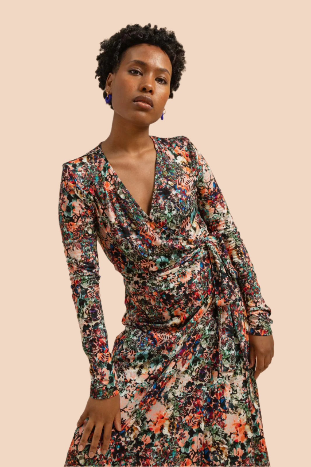 Naisten värikäs viskoositrikoomekko kukkakuviolla