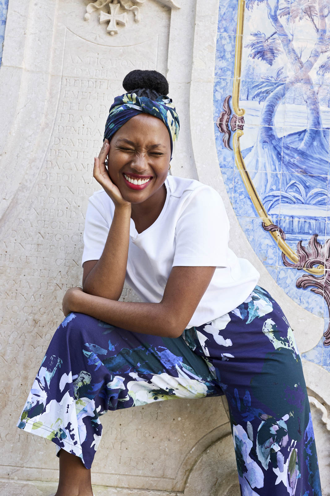 Naisten valkoinen puuvillainen t-paita | modelheight:158, size:XS