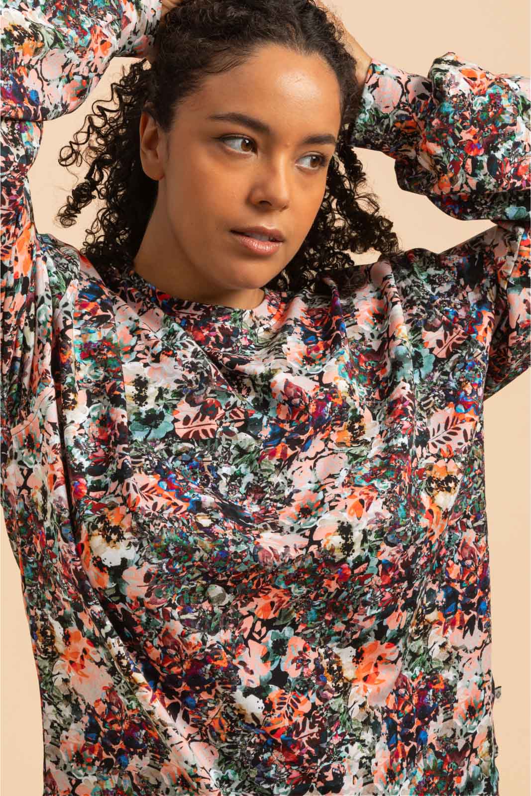 Naisten värikäs collagepaita kukkakuviolla