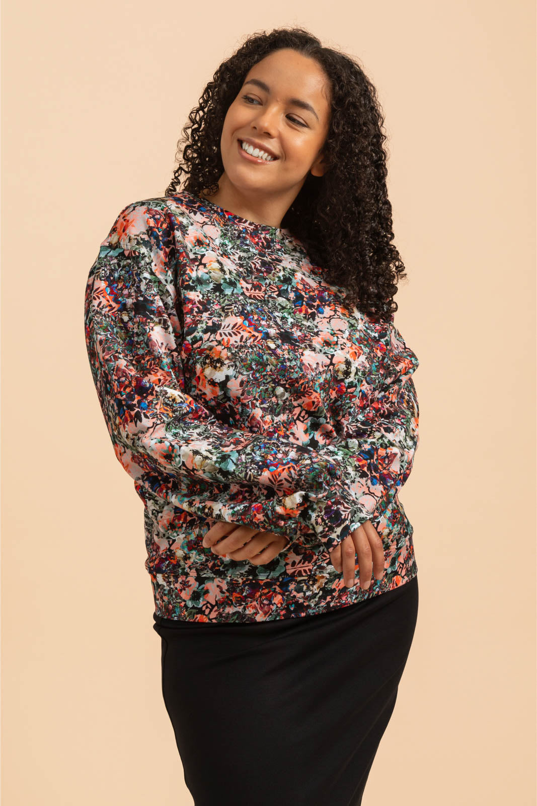 Naisten värikäs collagepaita kukkakuviolla