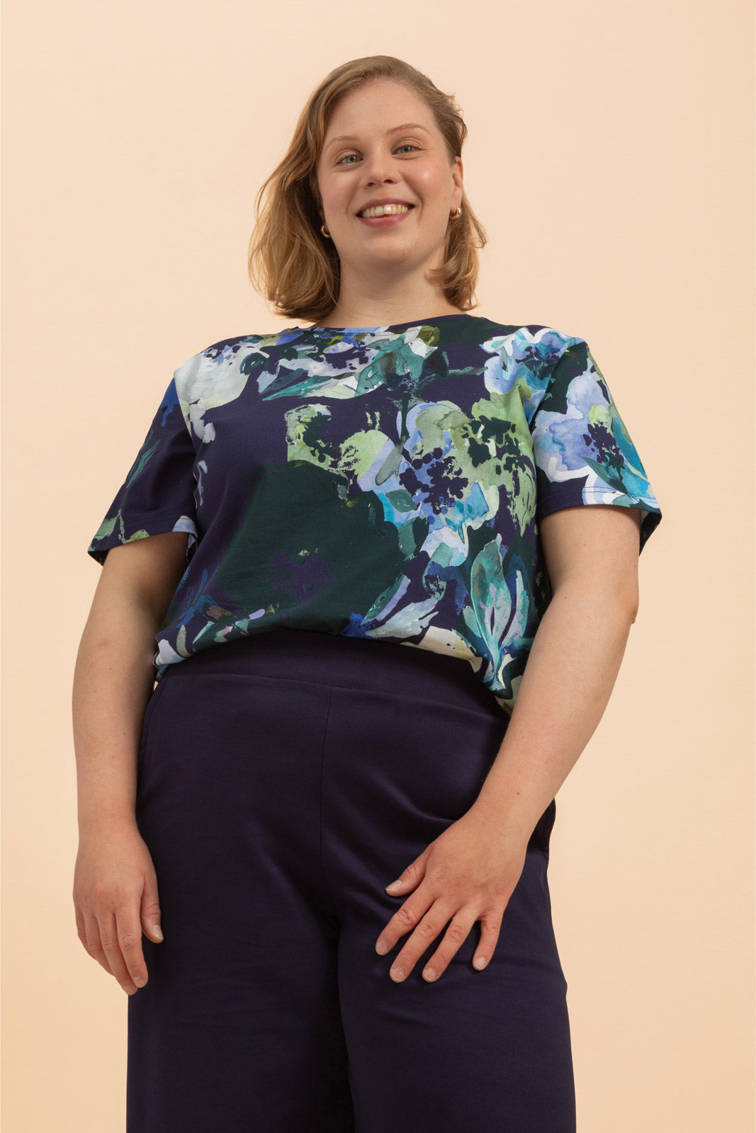 Naisten sininen paita kukkakuviolla