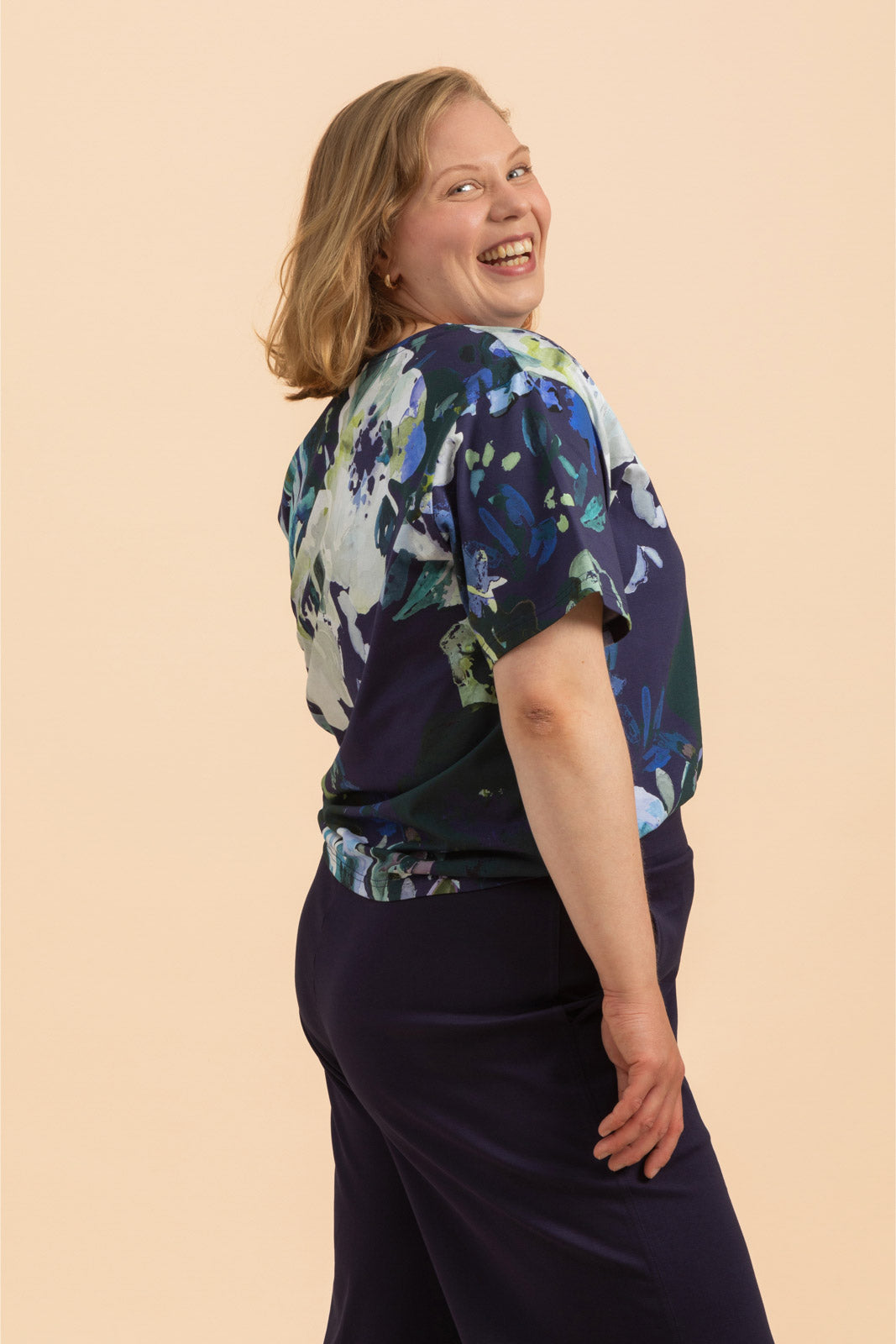 Naisten sininen paita kukkakuviolla