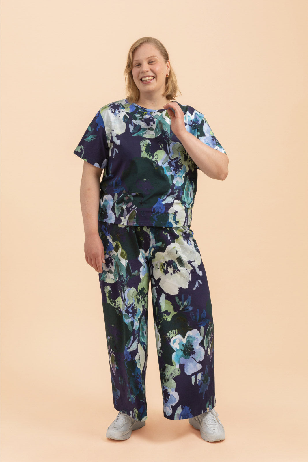 Naisten sininen paita kukkakuviolla | modelheight:174, size:XL