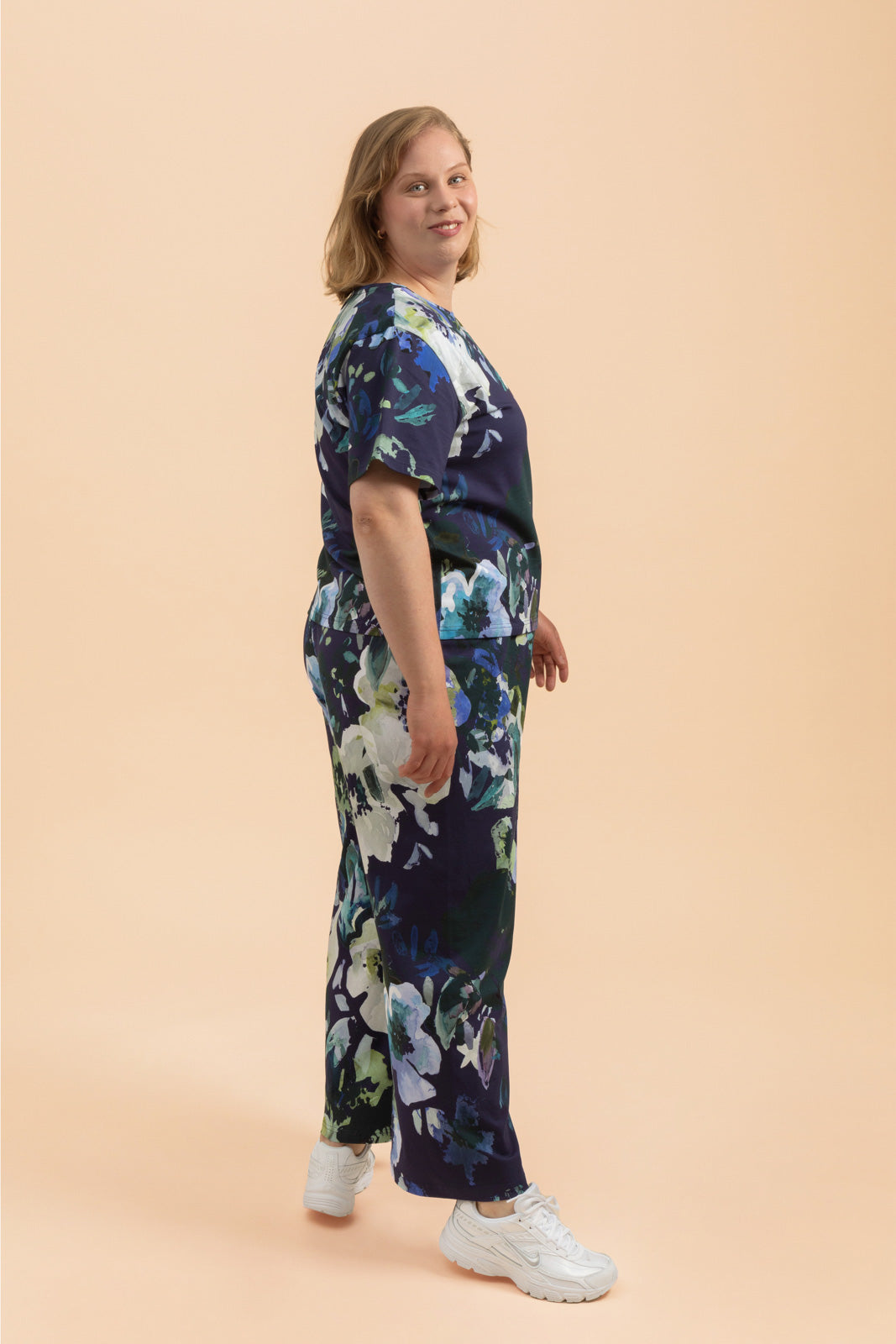 Naisten sininen puuvillahousut kukkakuviolla