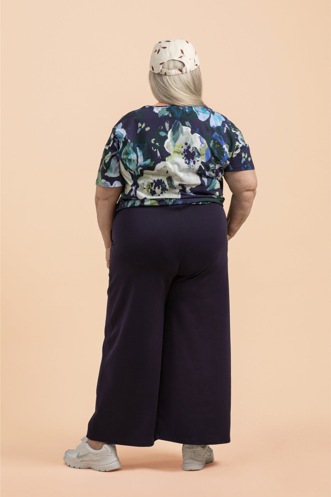 Naisten sininen paita kukkakuviolla | modelheight:167, size:XXL