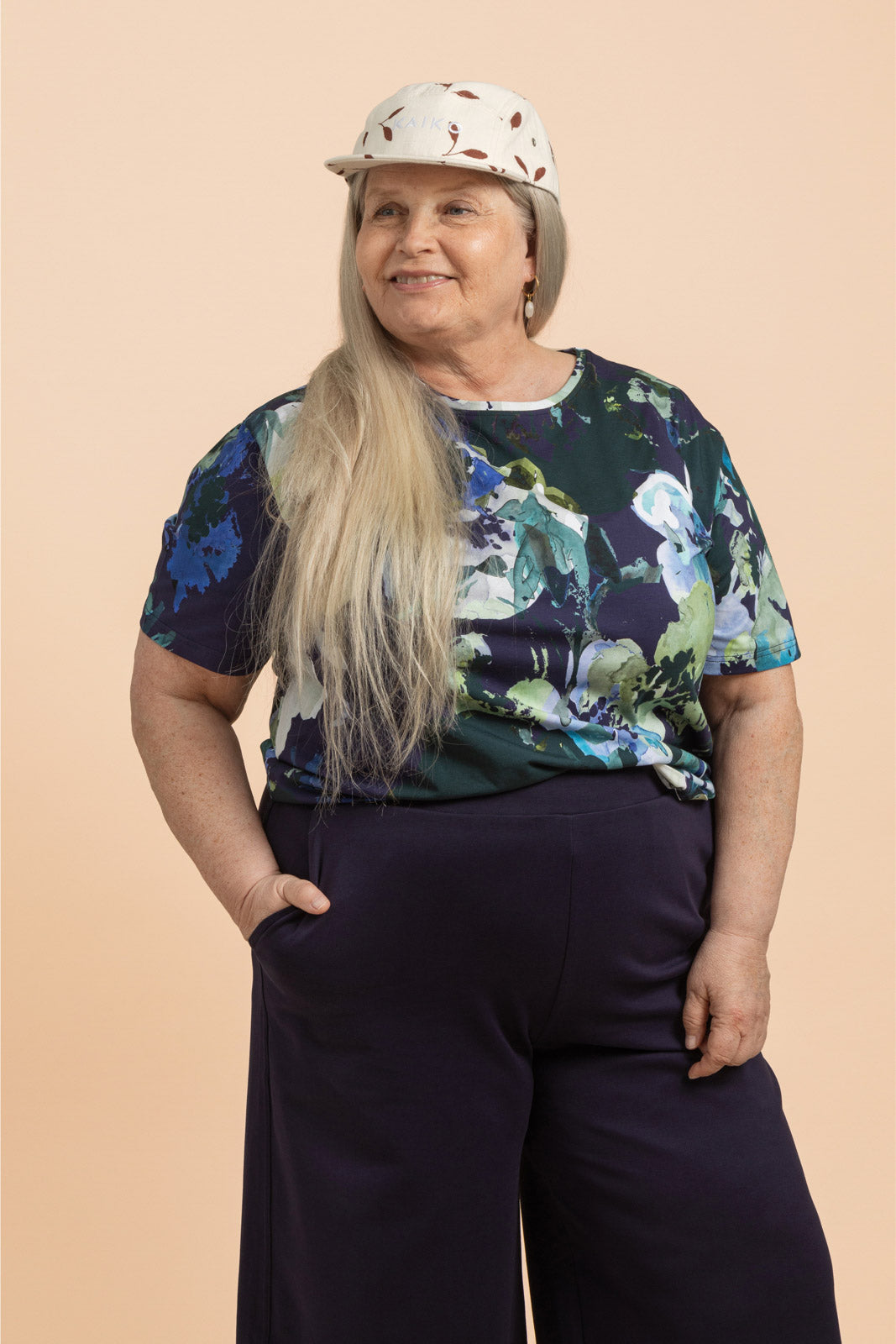 Naisten sininen paita kukkakuviolla | modelheight:167, size:XXL