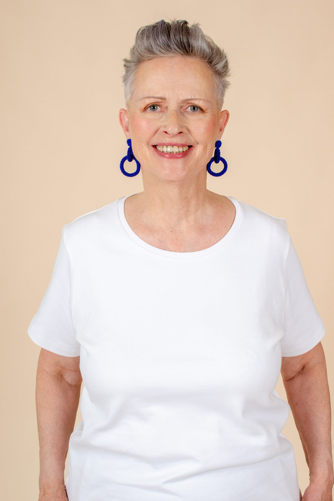 Naisten valkoinen puuvillainen t-paita