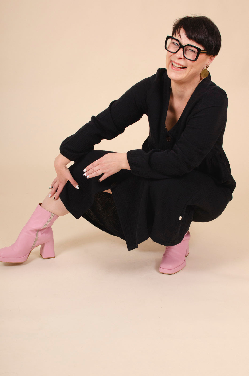 Naisten musta musliininen nappimekko