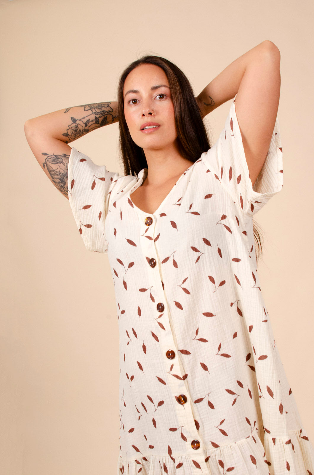 Naisten luonnonvalkoinen puuvillamekko lehtikuosilla