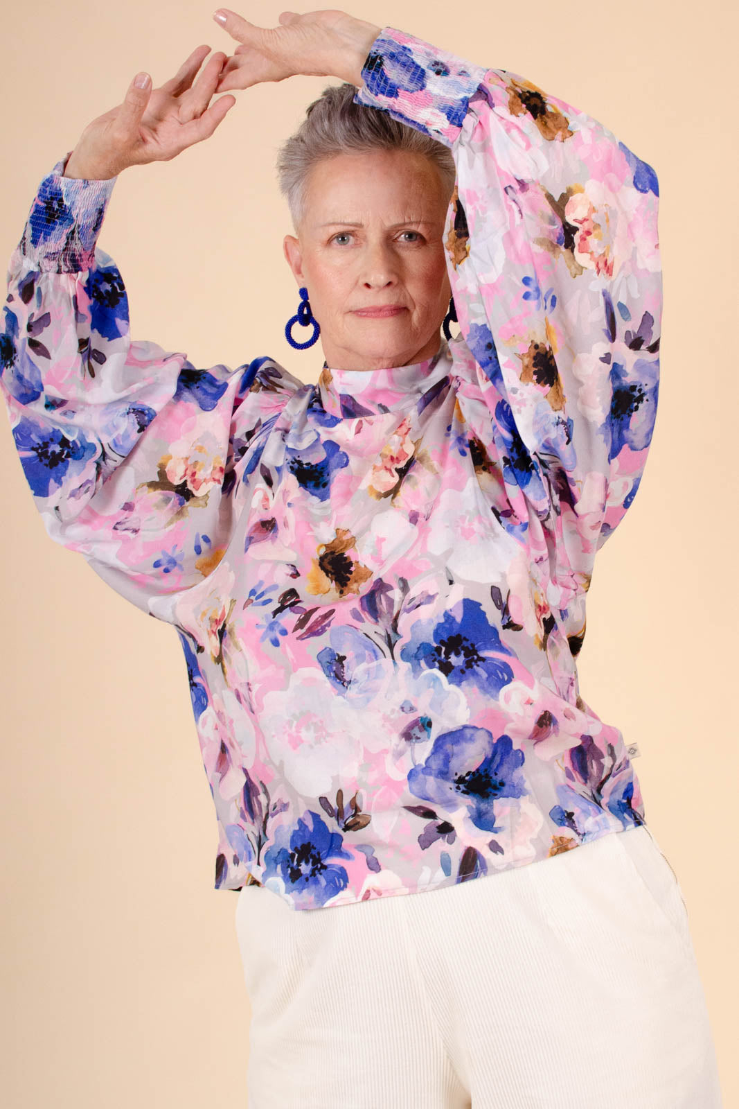 Naisten liila paita kukkakuviolla | modelheight:170, size:L