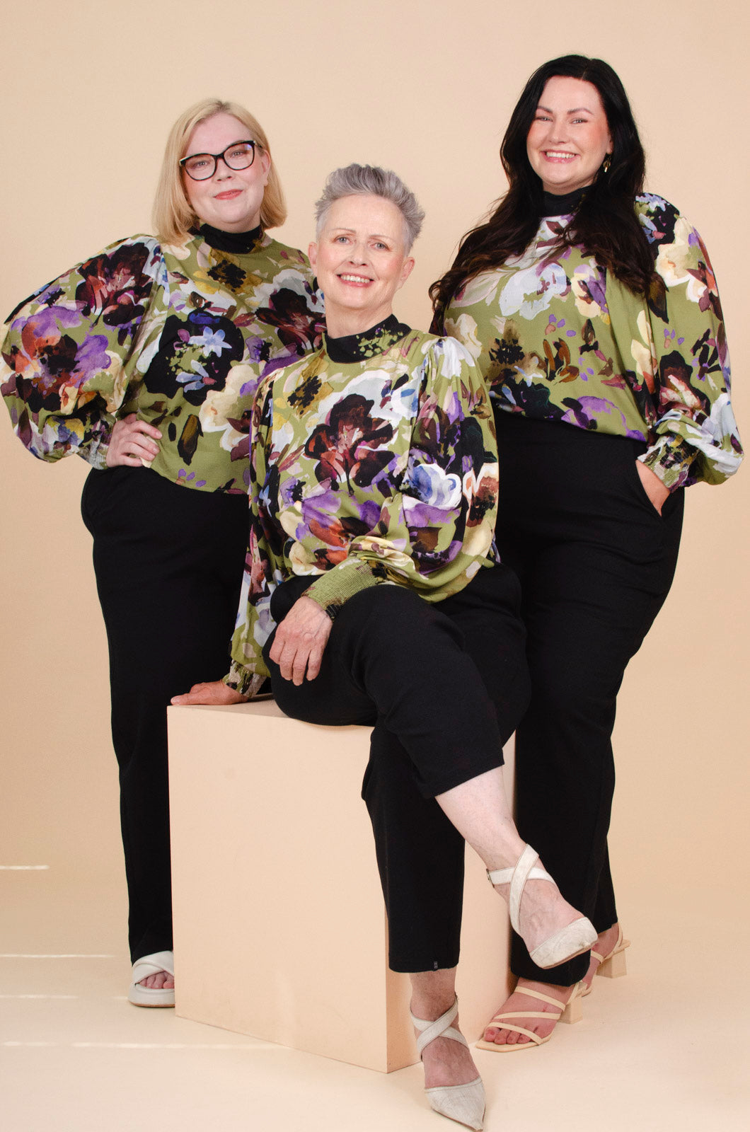 Naisten vihreä paita kukkakuviolla