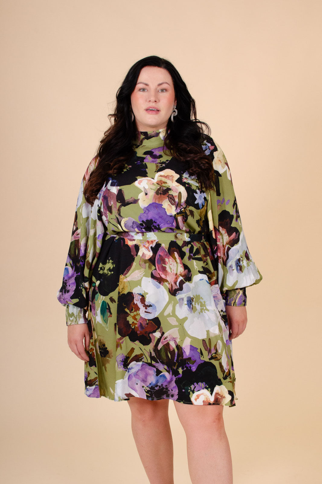 Naisten vihreä juhlamekko isolla kukkakuosilla | modelheight:170, size:XL