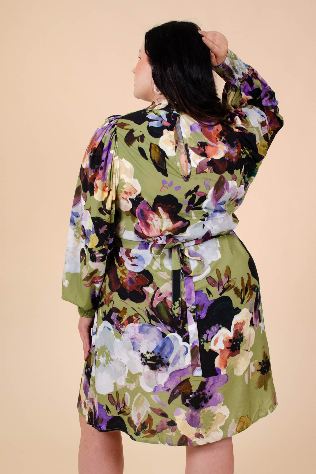 Naisten vihreä juhlamekko isolla kukkakuosilla | modelheight:170, size:XL