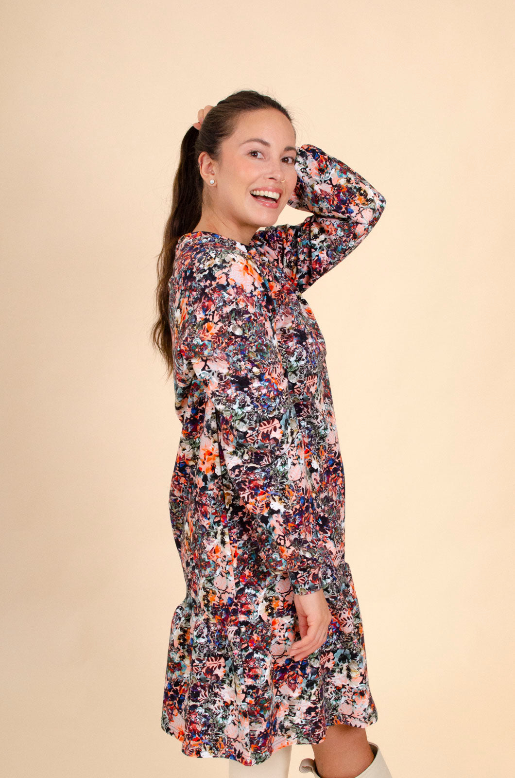 Naisten värikäs collagepuuvillamekko kukkakuviolla