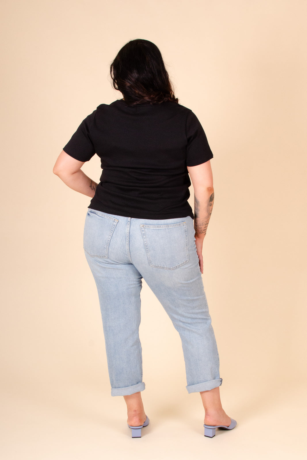 Naisten musta puuvillainen t-paita