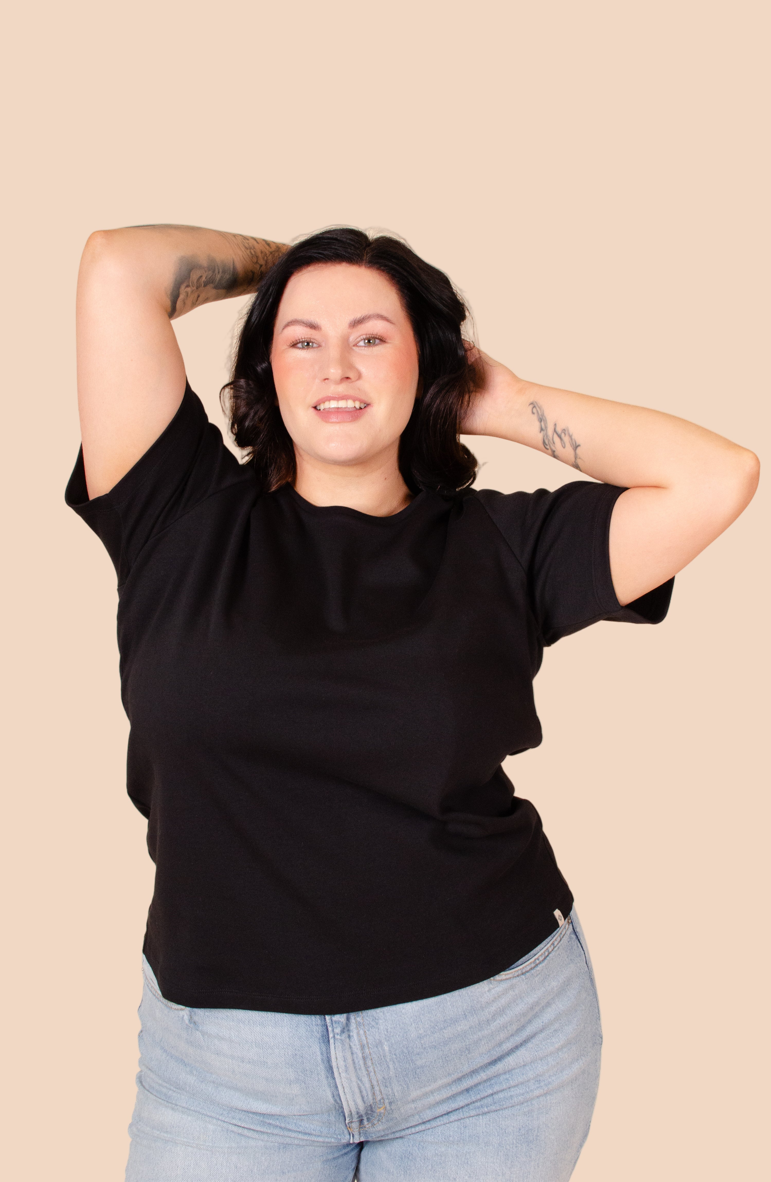 Naisten musta puuvillainen t-paita