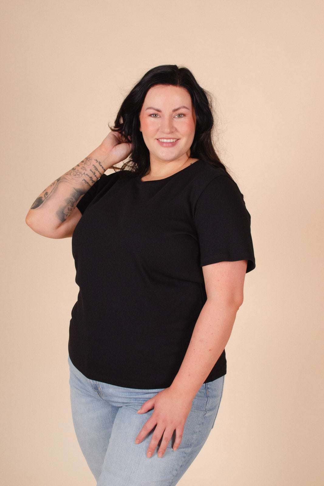 Naisten musta puuvillainen t-paita