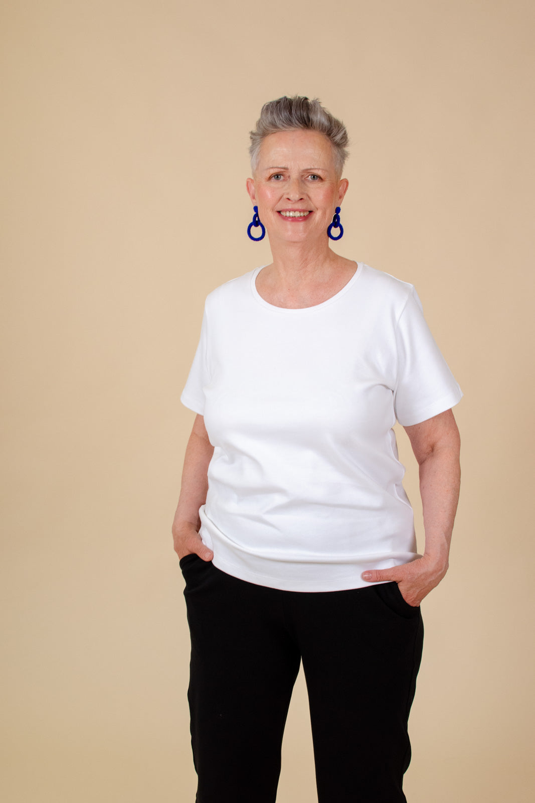 Naisten valkoinen puuvillainen t-paita