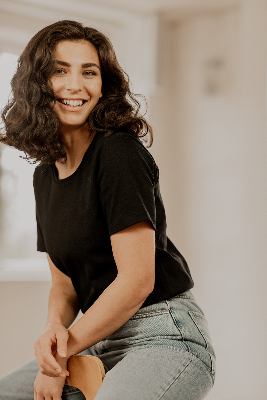 Naisten musta puuvillainen t-paita