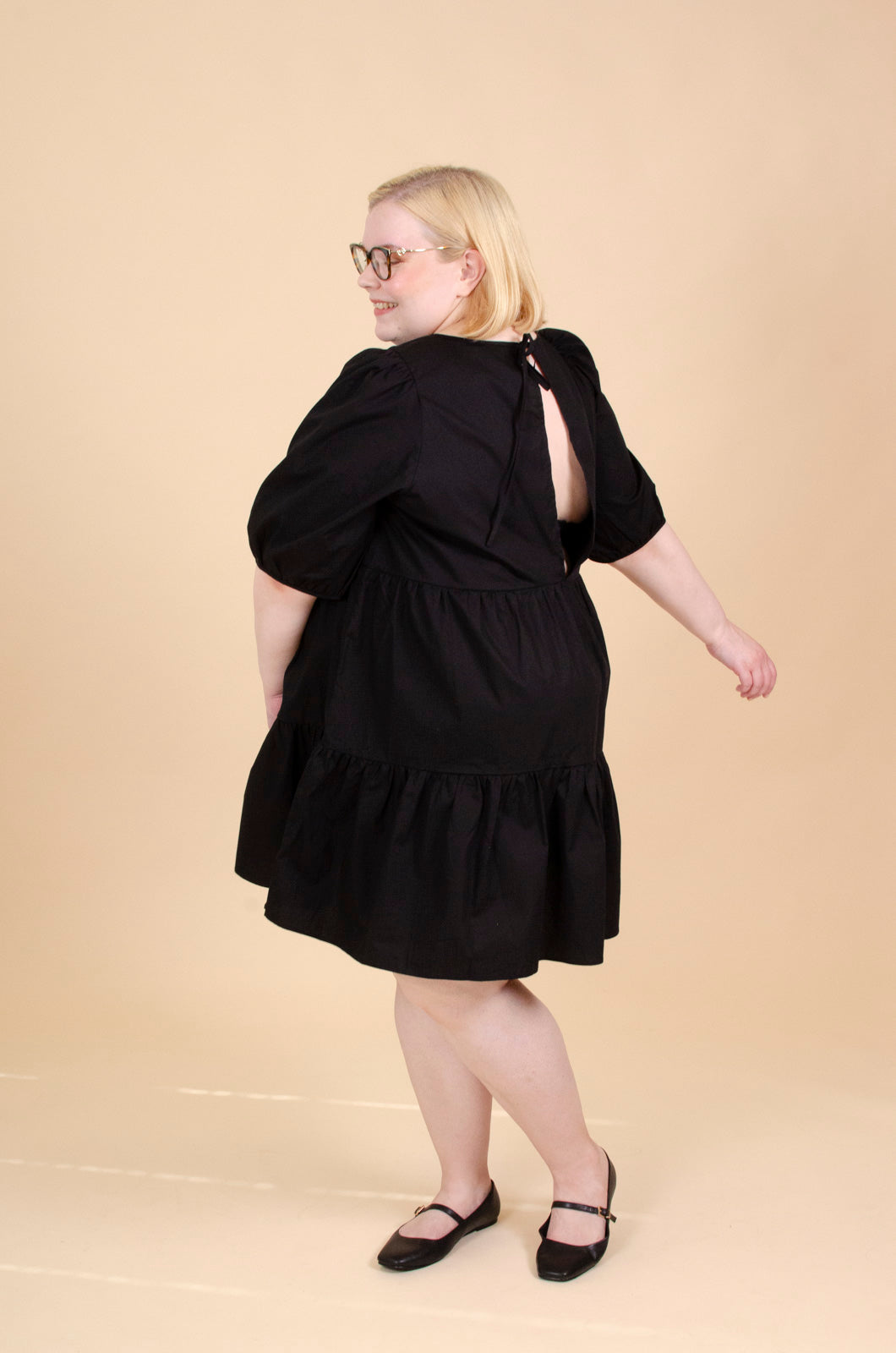 Naisten musta kerroksellinen mekko