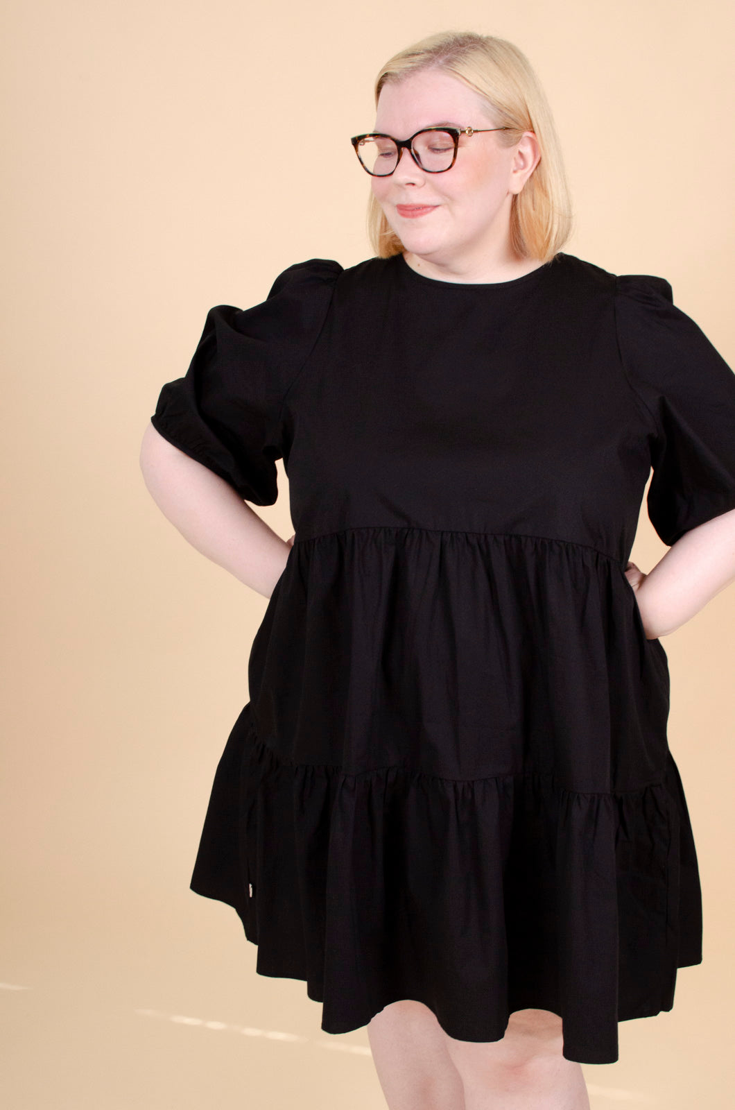 Naisten musta kerroksellinen mekko