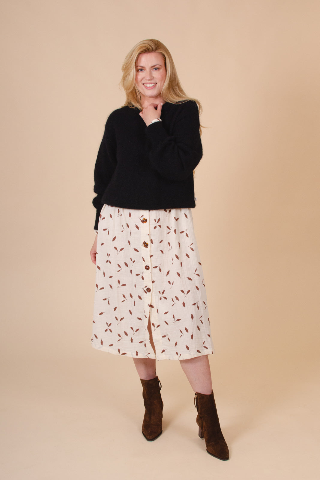 Naisten luonnonvalkoinen puuvillamekko lehtikuosilla | modelheight:169, size:XS