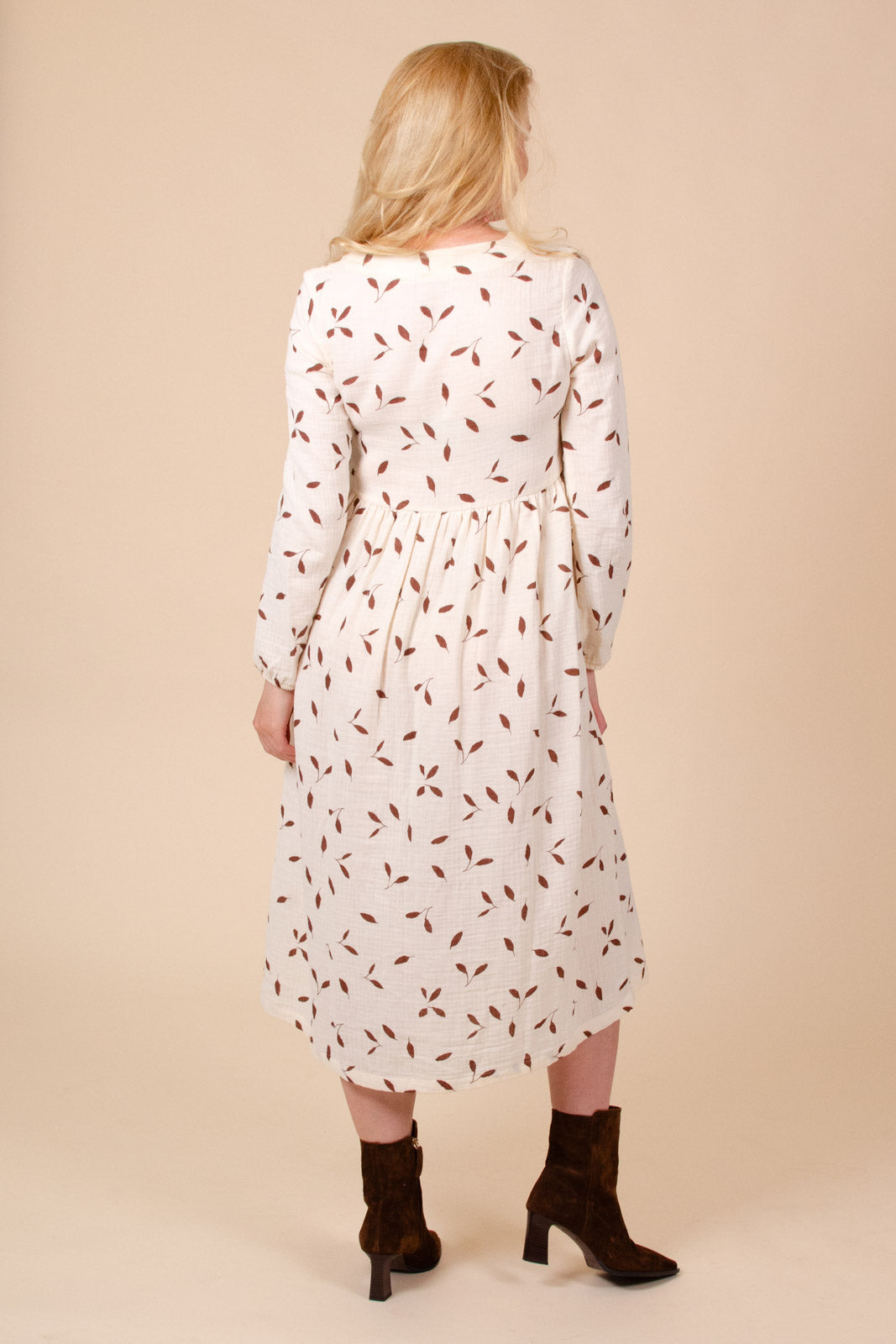 Naisten luonnonvalkoinen puuvillamekko lehtikuosilla | modelheight:169, size:XS