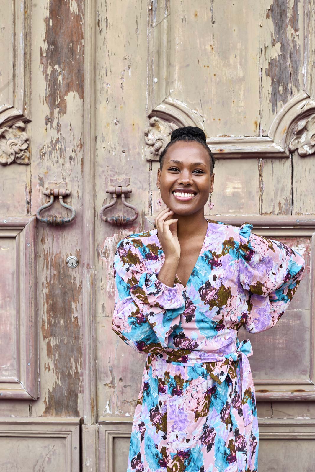 Naisten vaaleanpunainen viskoosikreppimekko maalatulla kuosilla