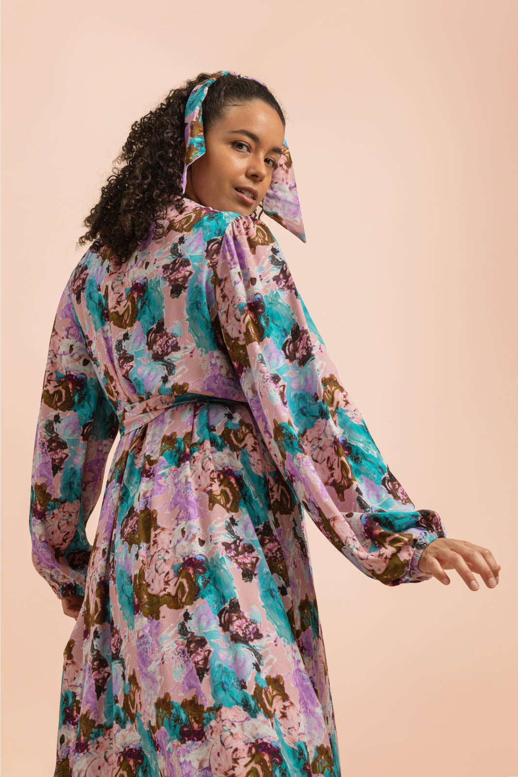 Naisten vaaleanpunainen viskoosikreppimekko maalatulla kuosilla