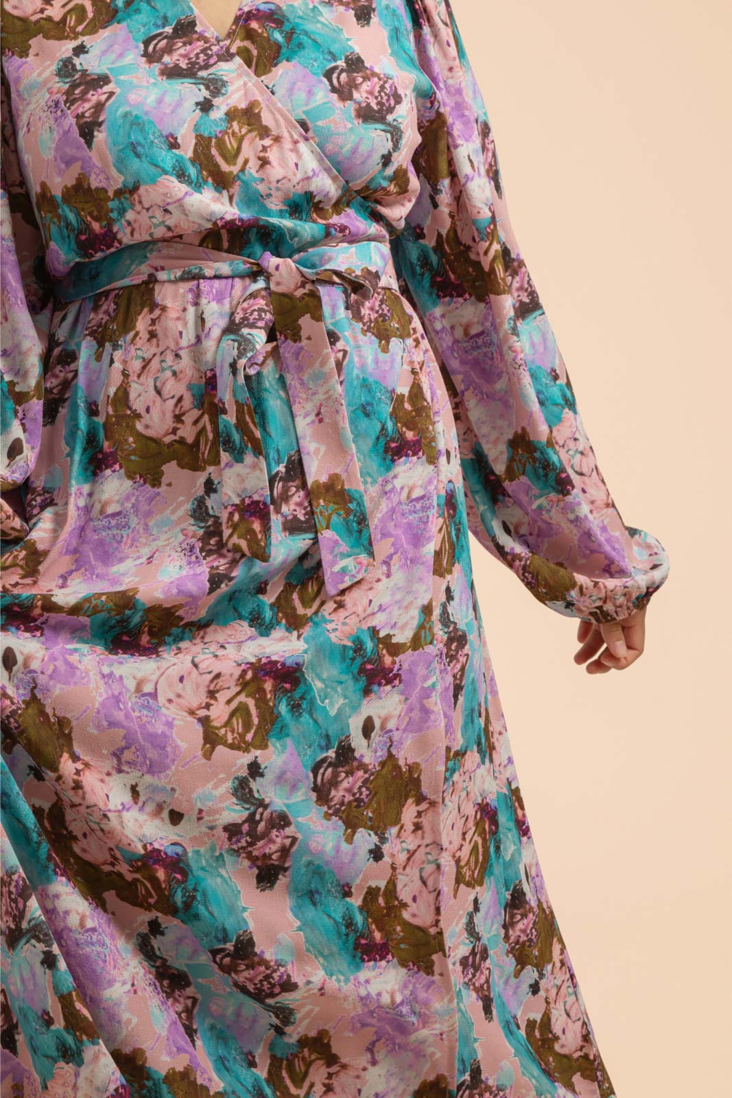 Naisten vaaleanpunainen viskoosikreppimekko maalatulla kuosilla