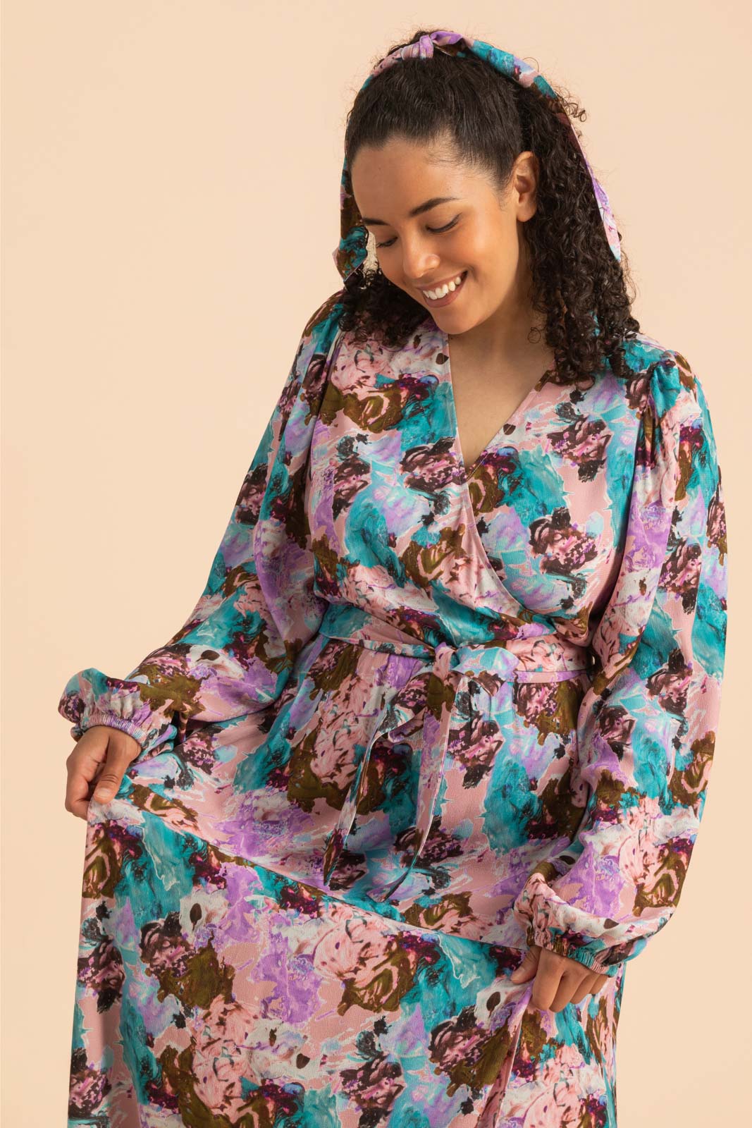 Naisten vaaleanpunainen viskoosikreppimekko maalatulla kuosilla