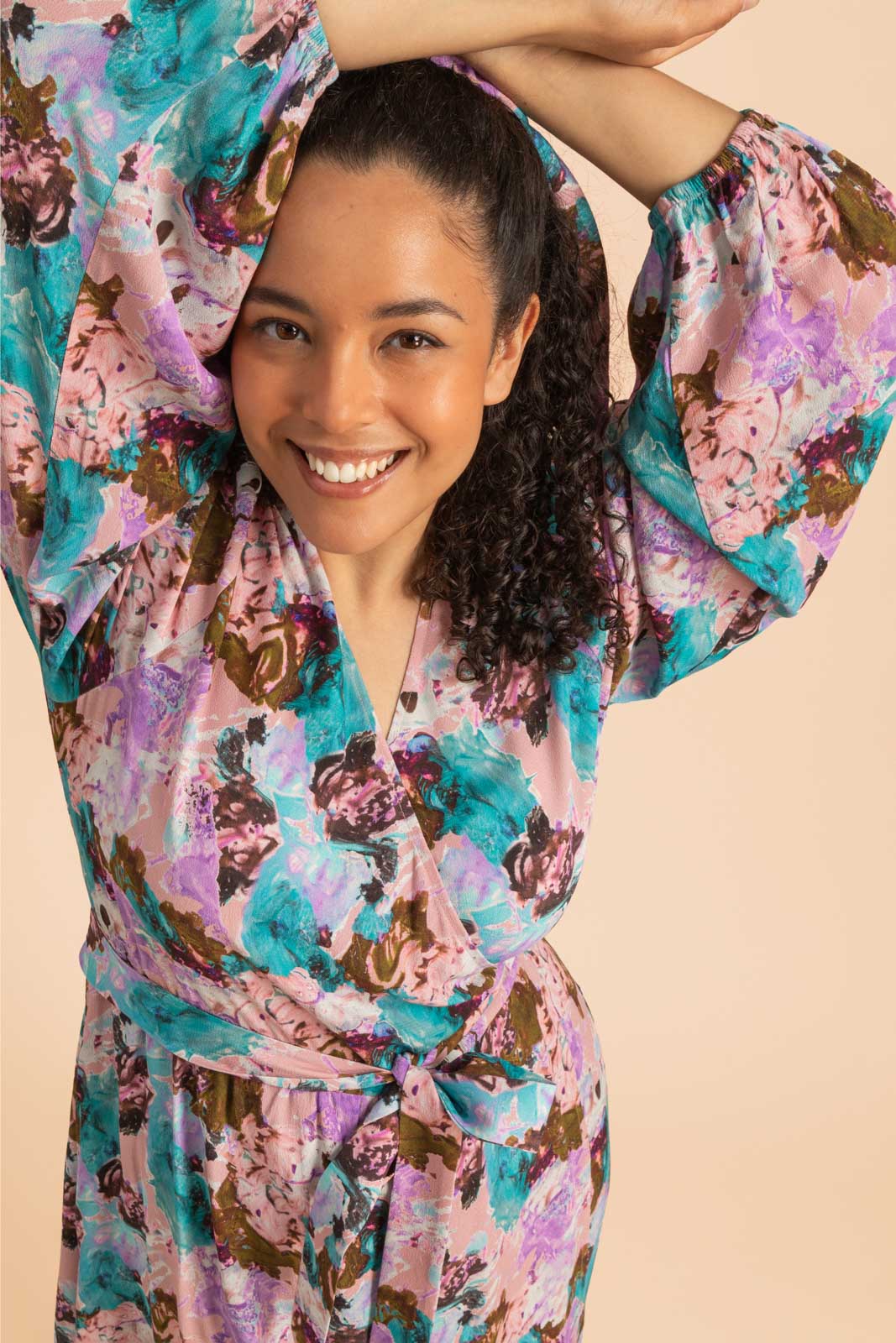 Naisten vaaleanpunainen viskoosikreppimekko maalatulla kuosilla