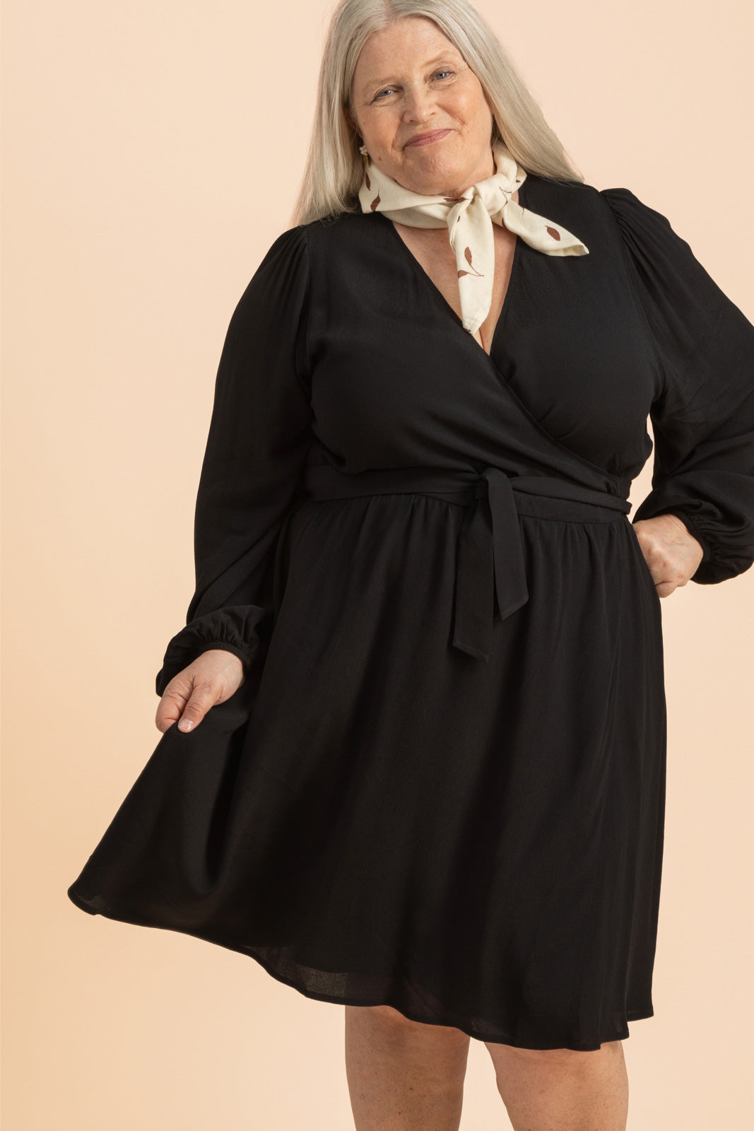 Naisten musta viskoosikreppi kietaisumekko