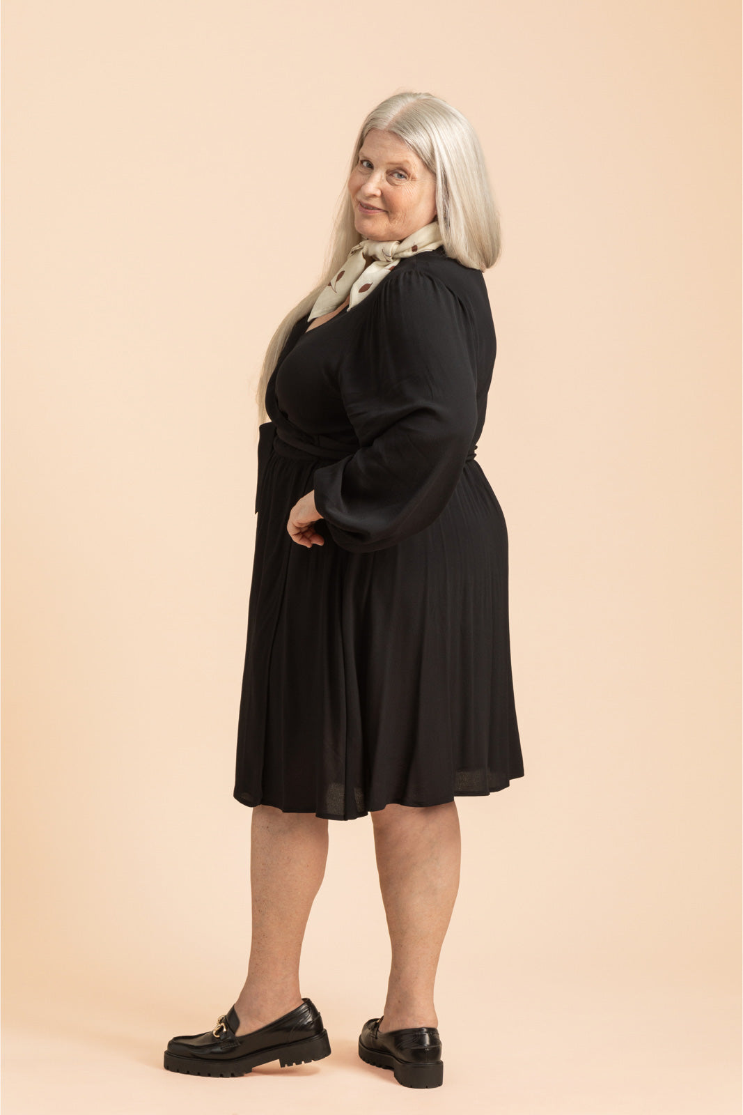 Naisten musta viskoosikreppi kietaisumekko