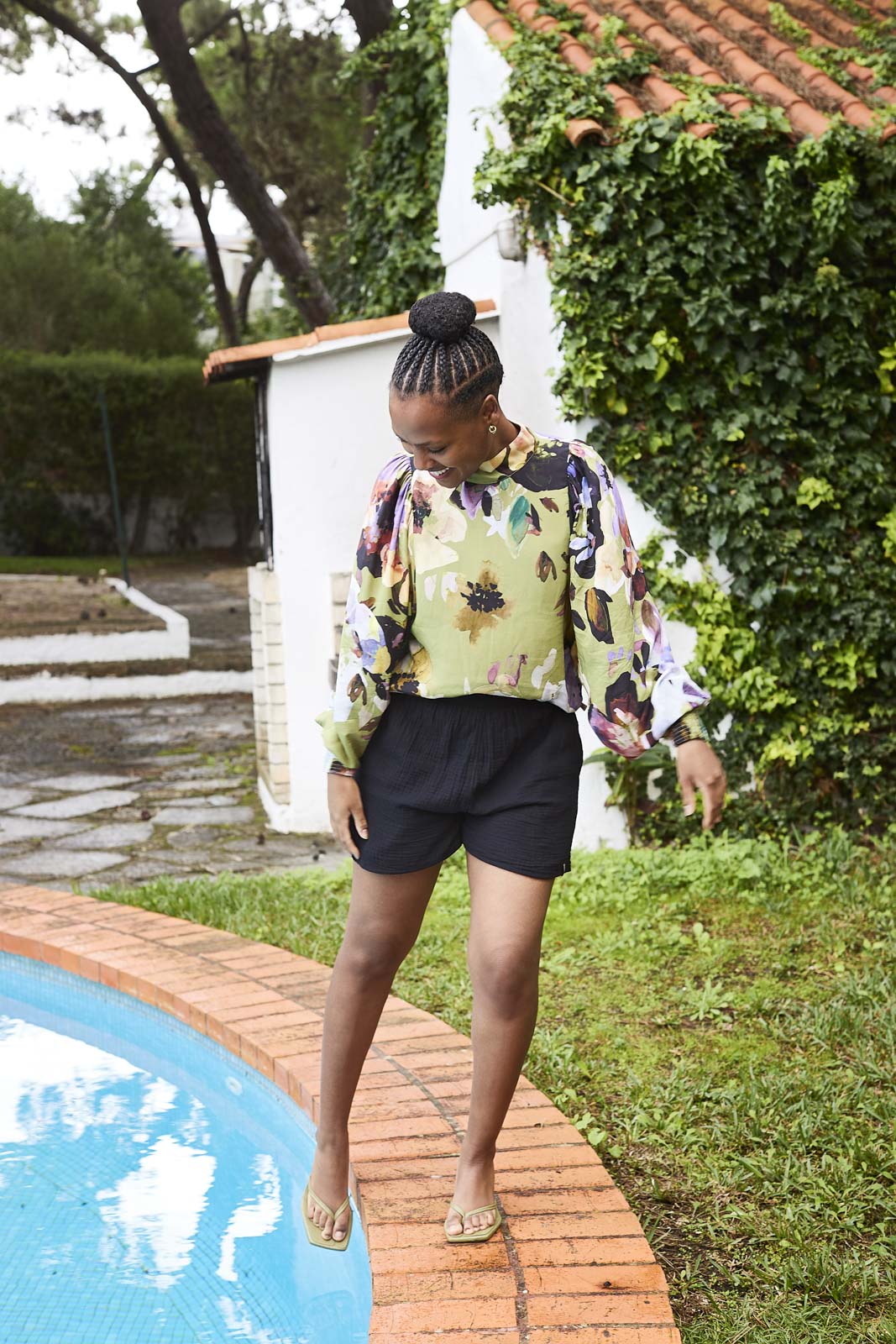 Naisten vihreä paita kukkakuviolla | modelheight:158, size:XS