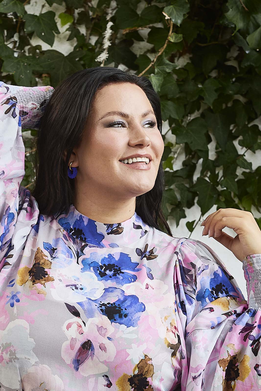 Naisten liila mekko kukkakuviolla