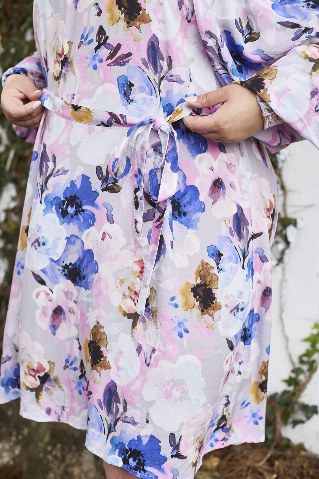 Naisten liila mekko kukkakuviolla