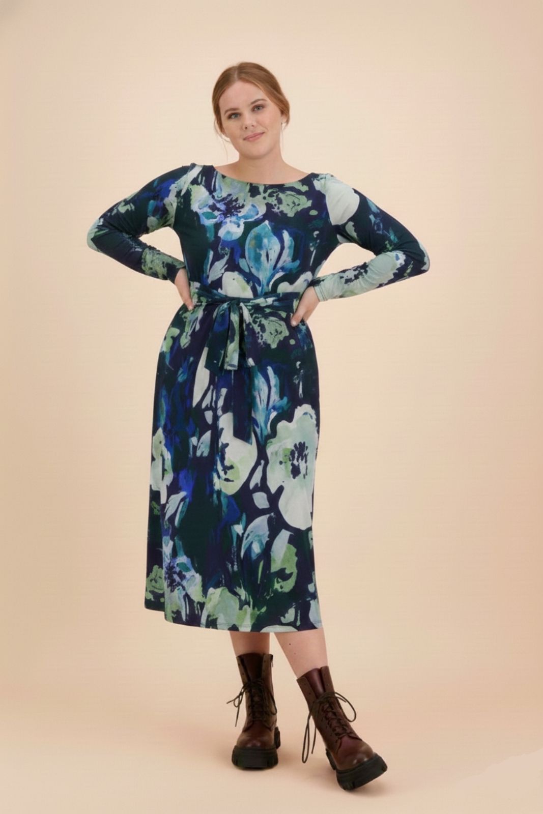 Naisten midi-mittainen sininen mekko | modelheight:168, size:M