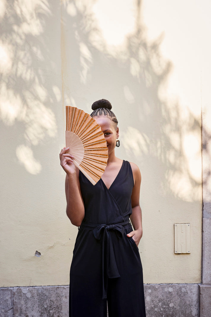 Naisten musta haalari