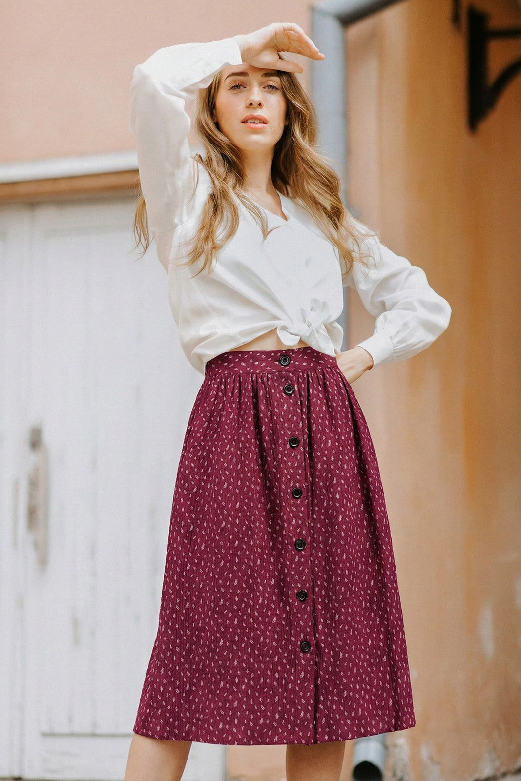 Naisten musliininen nappihame minimalistisella lehtikuosilla| modelheight:175, size:XS