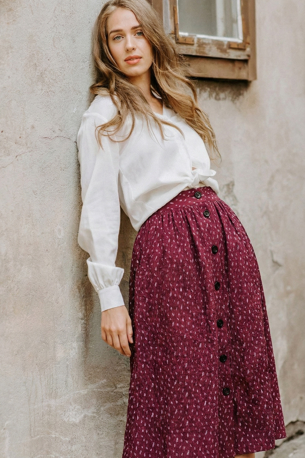 Naisten musliininen nappihame minimalistisella lehtikuosilla| modelheight:175, size:XS