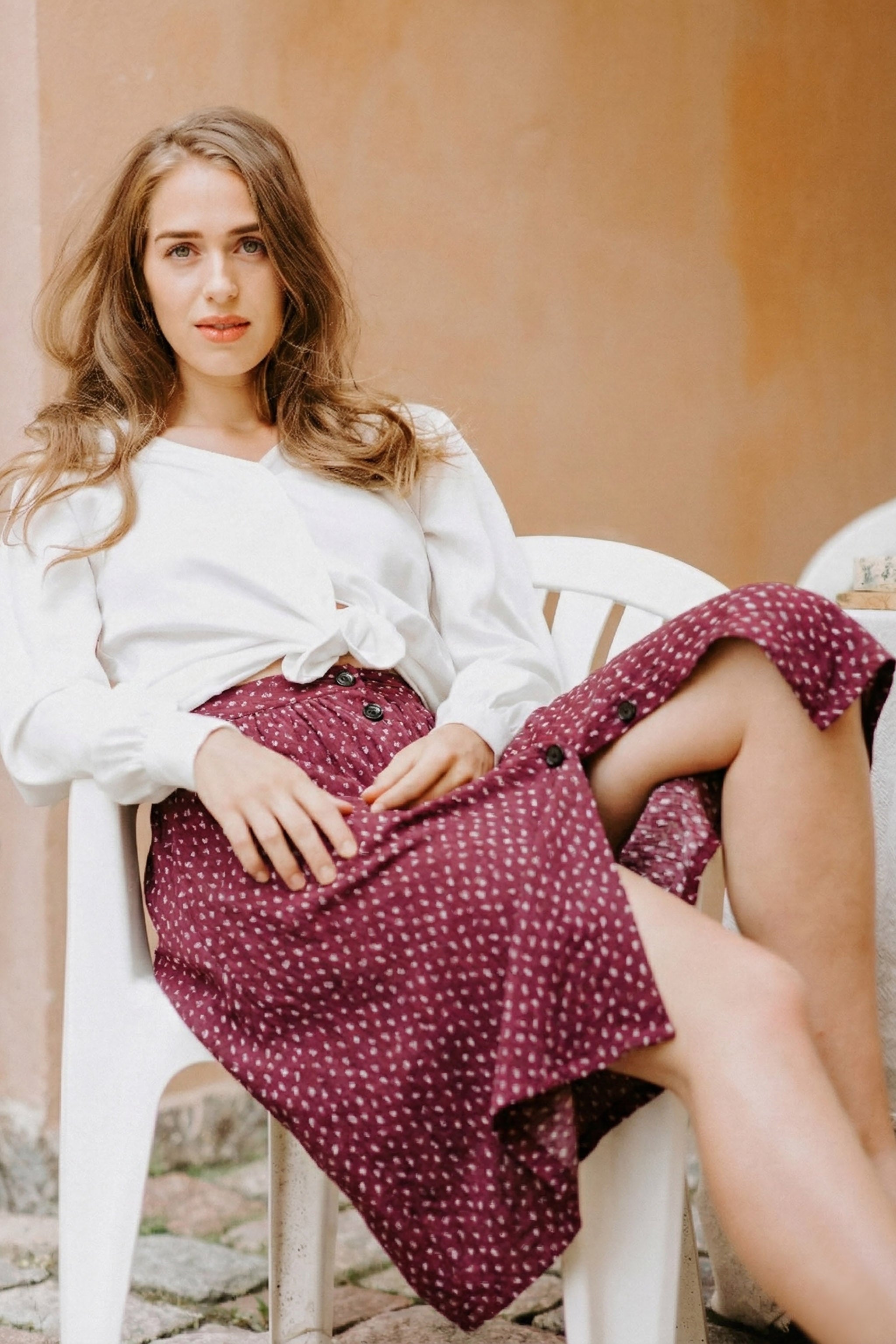 Naisten musliininen nappihame minimalistisella lehtikuosilla| modelheight:175, size:XS