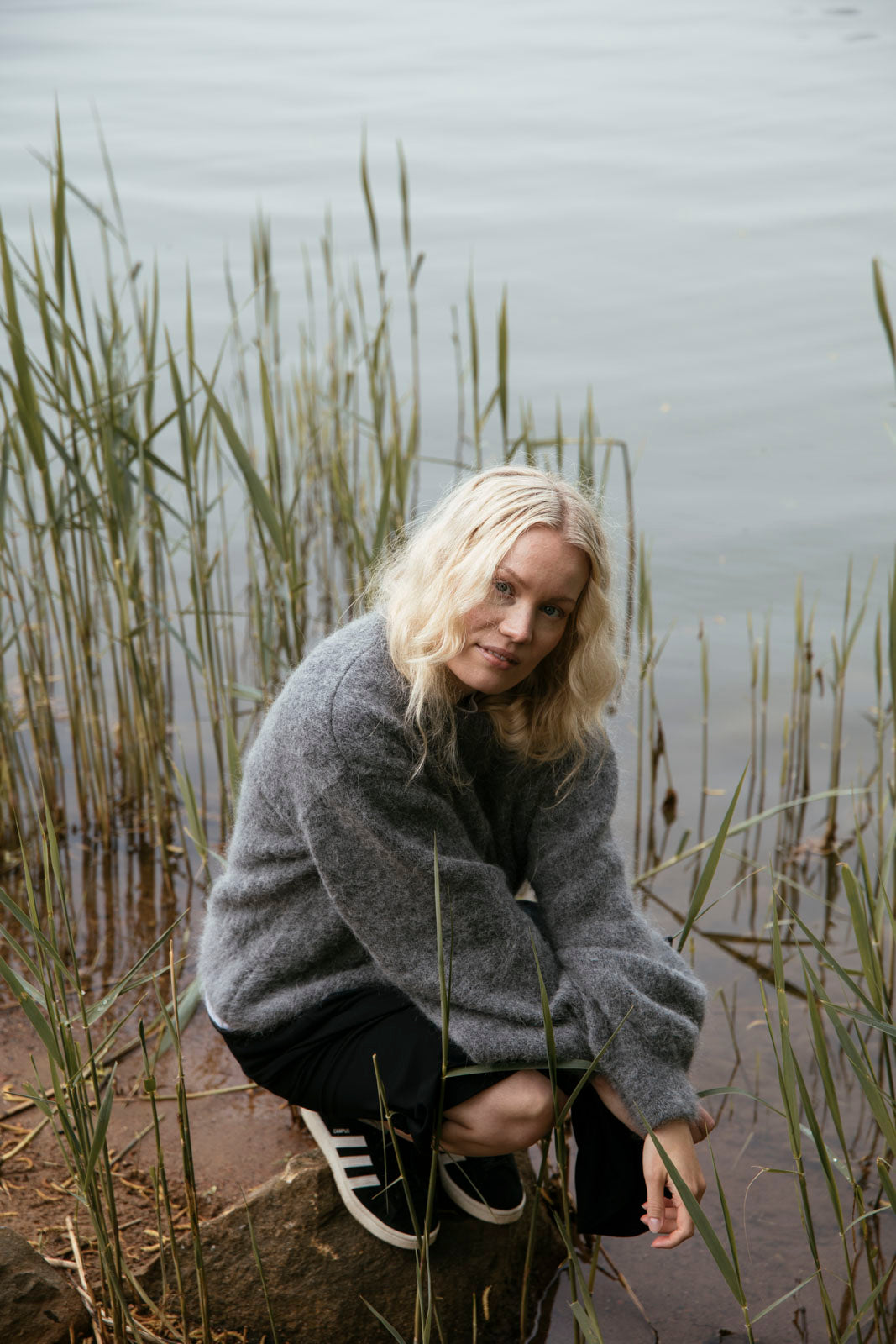 Naisten harmaa alpakka-mohair-neulepaita | modelheight:165, size:XS