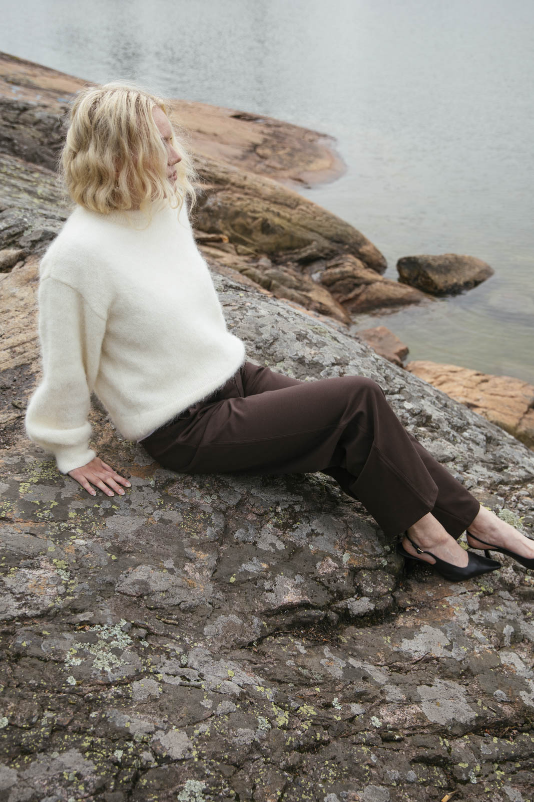 Naisten ruskeat leveälahkeiset täyspitkät housut | modelheight:165, size:XS